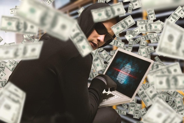 Złożony obraz hakera używającego laptopa do kradzieży tożsamości