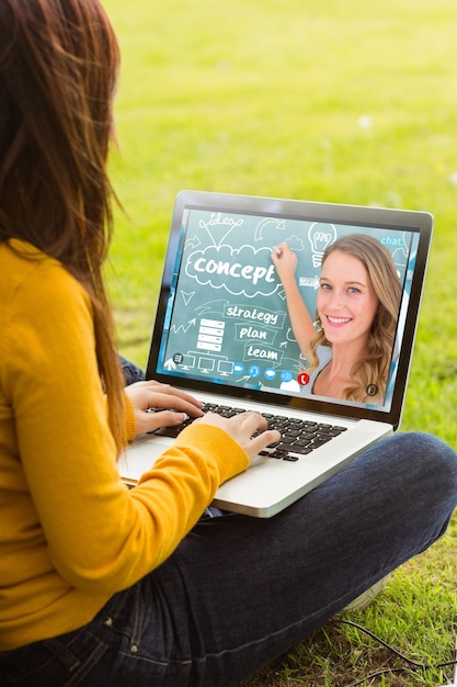 Złożony obraz kobiety korzystającej z laptopa w parku