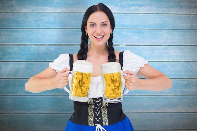 Zdjęcie złożony obraz ładnej dziewczyny z oktoberfestu trzymającej kufle piwa