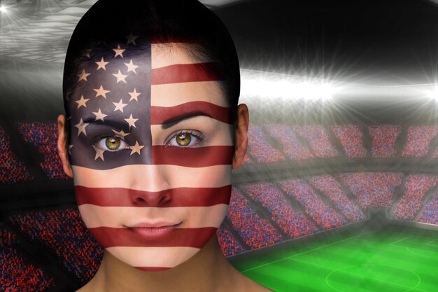 Zdjęcie złożony obraz pięknego fana ameryki w farbie do twarzy na dużym stadionie piłkarskim z fanami na niebiesko