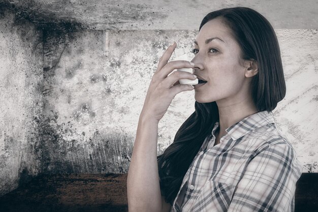 Złożony obraz portretu kobiety cierpiącej na astmę