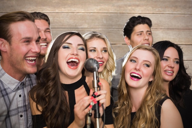 Złożony Obraz Przyjaciół śpiewających Karaoke