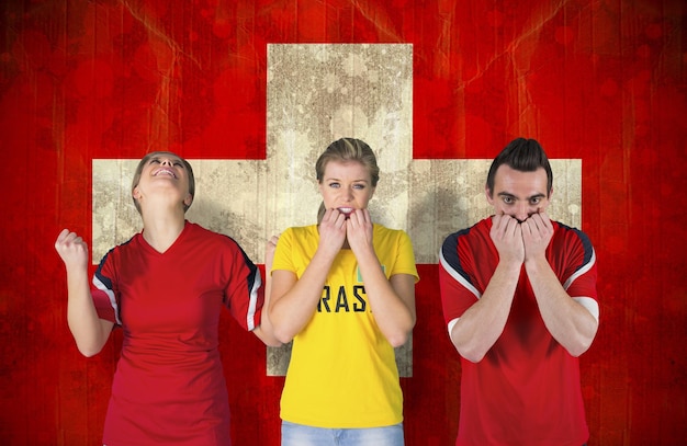 Złożony obraz różnych fanów piłki nożnej przeciwko flaga szwajcarii w efekt grunge