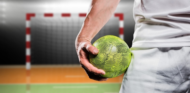 Zdjęcie złożony obraz sportowca trzymającego piłkę