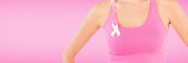 Złożony obraz środkowej części kobiety noszącej wstążkę dla świadomości raka piersi