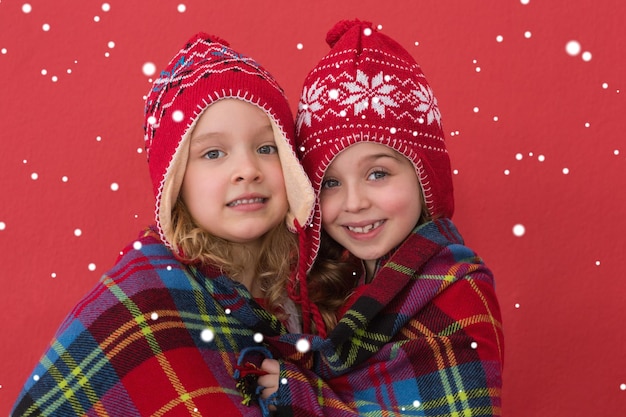 Złożony obraz świątecznych małych dziewczynek uśmiechających się do kamery