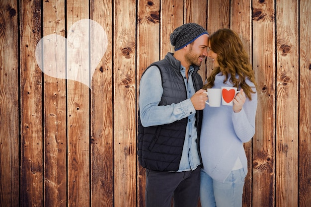 Złożony obraz szczęśliwej młodej pary trzymającej kubek kawy