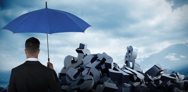 Złożony obraz tylnego widoku biznesmena niosącego niebieski parasol