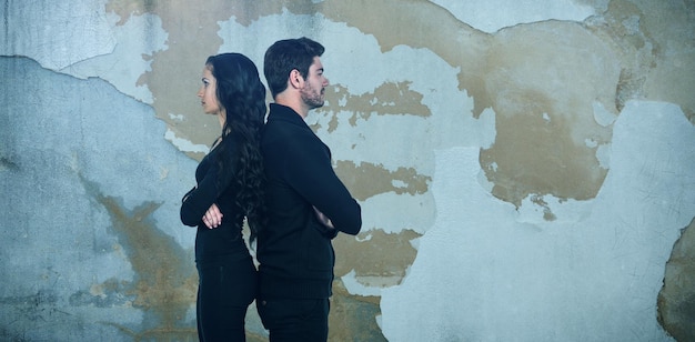 Złożony obraz widoku profilu smutnej pary stojącej plecami do siebie