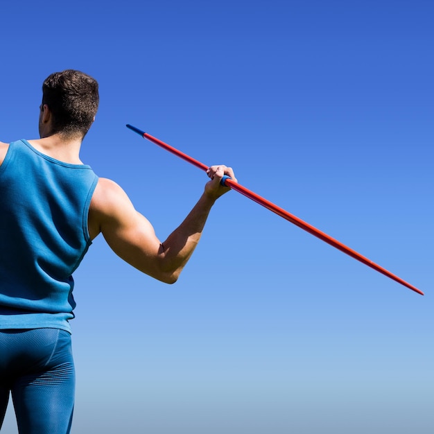 Zdjęcie złożony obraz widoku z tyłu sportowca ćwiczącego rzut oszczepem