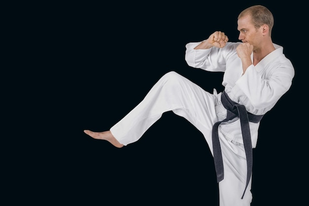 Złożony Obraz Zawodnika Wykonującego Postawę Karate