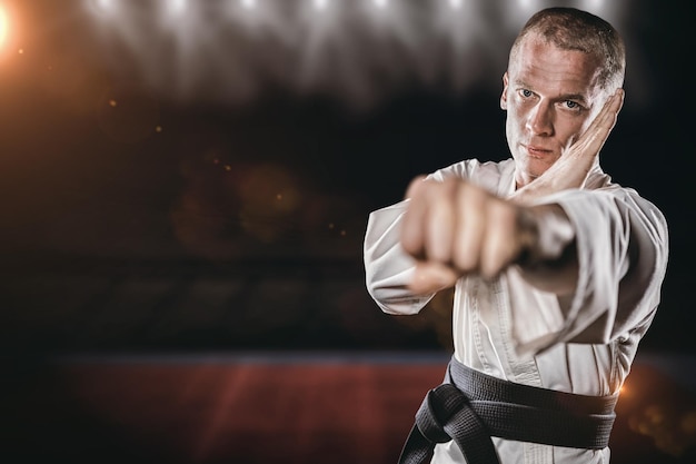 Złożony Obraz Zawodnika Wykonującego Postawę Karate