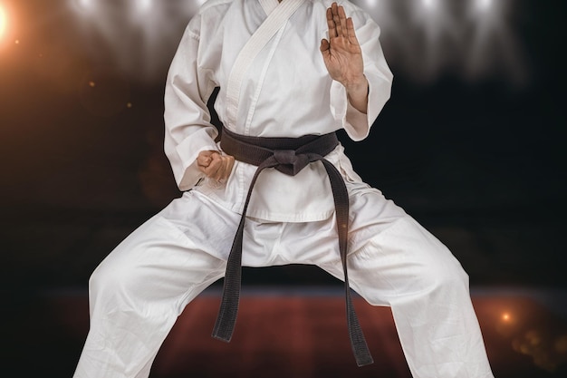 Złożony obraz zawodnika wykonującego postawę karate