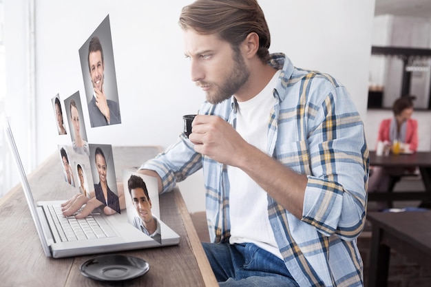 Złożony Obraz Zwykłego Mężczyzny Używającego Laptopa Pijącego Espresso