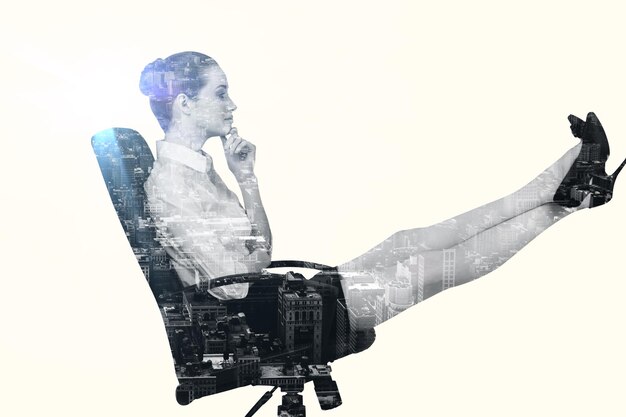 Złożony wizerunek bizneswomanu obsiadanie na obrotowym krześle z ciekami up