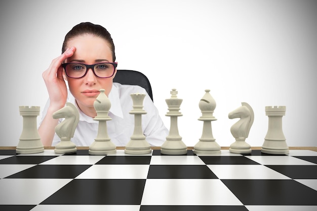 Zdjęcie złożony wizerunek myślący bizneswoman z szachownicą