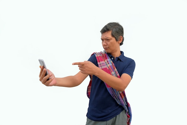 Zły azjatycki mężczyzna wskazujący ekran telefonu