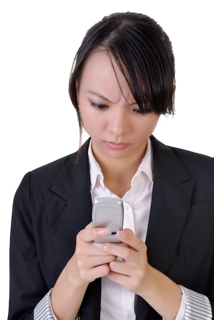 Zły biznes kobieta szuka SMS na telefon komórkowy na białym tle.