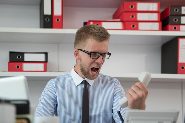 Zły biznesmen rozmawia przez telefon