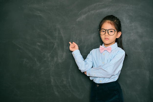 Zdjęcie zły dość mały nauczyciel wskazując tablicę pytając studenta o studiowanie pytanie uczucie nieszczęśliwe. koncepcja edukacji szkolnej.