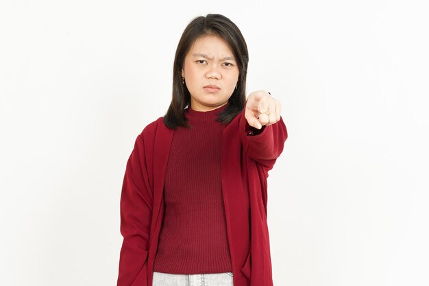 Zły gest pięknej azjatyckiej kobiety w czerwonej koszuli na białym tle