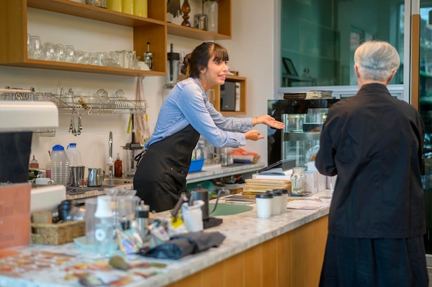 Zły Klient Narzeka Na Baristę W Kawiarni