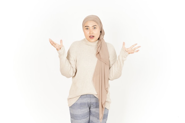 Zły Wyraz Twarzy Pięknej Azjatyckiej Kobiety Noszącej Hidżab Na Białym Tle