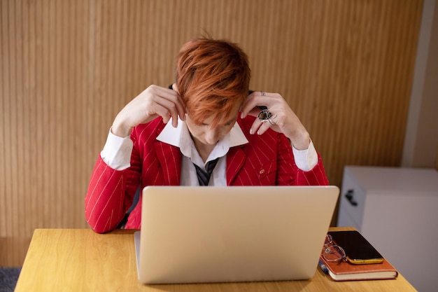 Zdjęcie zmęczona bizneswoman w stresie pracuje przy laptopie ból głowy