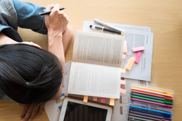 Zmęczona Dziewczyna Studenta Spania Na Książki W Bibliotece