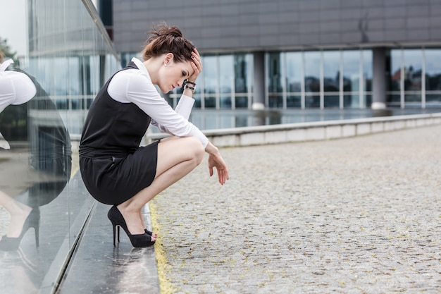 Zmęczona Lub Przygnębiona Bizneswoman Outside