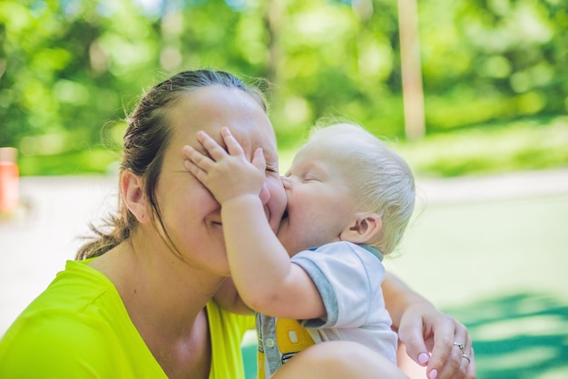 Zmęczona mama i jej szczęśliwy synek.