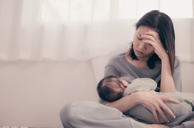 Zmęczona matka Cierpi na depresję poporodową. Opieka zdrowotna samotnej mamy stresująca.