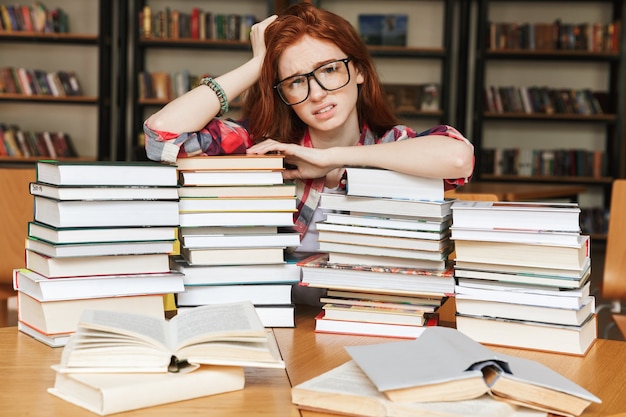 Zmęczona Nastolatka Siedzi W Bibliotece