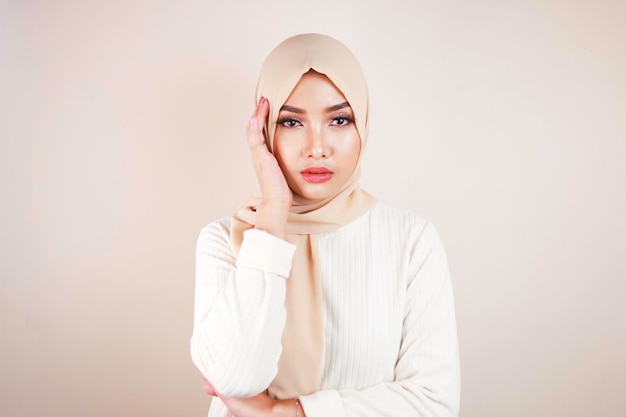 Zmęczona piękna azjatycka muzułmańska dziewczyna w chuście zestresowana