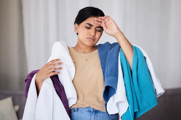 Zmęczona sprzątaczka indyjska kobieta i pranie pracują w domu ze sprzątaniem i wypaleniem Ból głowy pokojówki i stres młodej osoby w salonie, która odczuwa zmęczenie chaosem gospodyni w domu