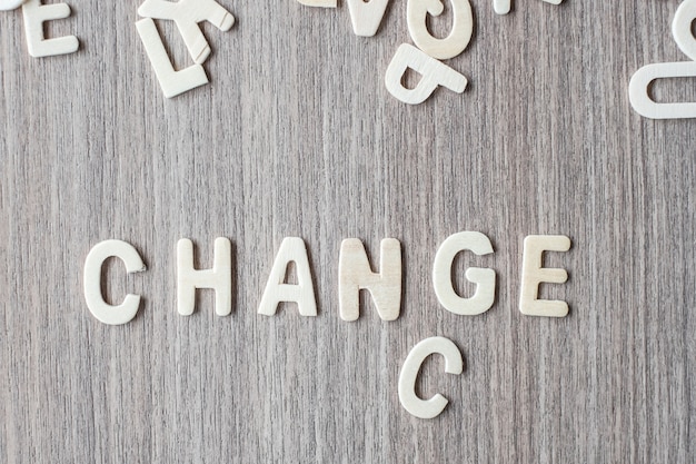 Zdjęcie zmiana i okazja słowo drewniane litery alfabetu. koncepcja biznesowa i pomysł