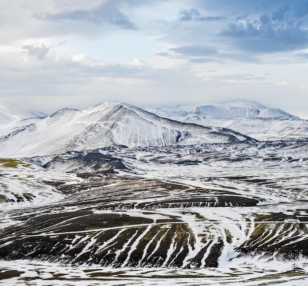 Zmiana sezonu w południowych wyżynach Islandii Kolorowe góry Landmannalaugar pod pokrywą śnieżną jesienią