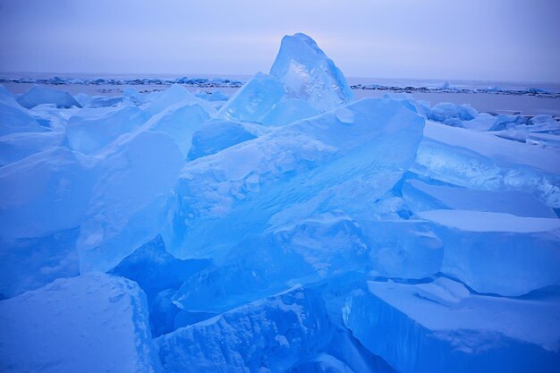 zmiażdżony niebieski lód garby bajkał zimowe tło