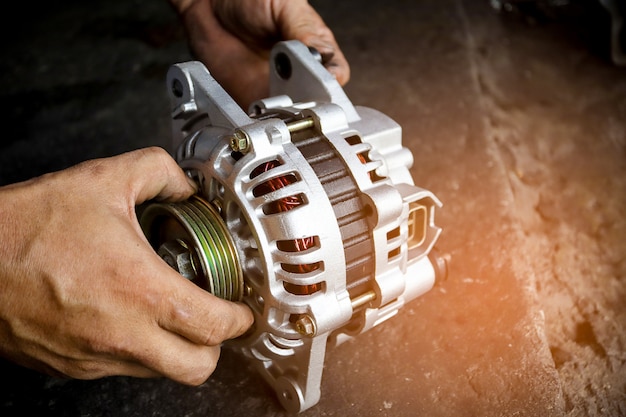 Zmień nowy alternator samochodu ręką w garażu lub centrum serwisowym.