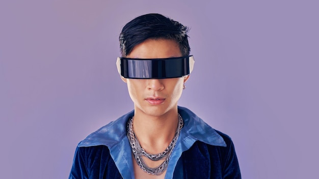 Zmierz się z cyberpunkiem i wirtualną rzeczywistością z azjatą w futurystycznych okularach w studio na fioletowym tle dla mody metaverse lub 3d Robot portretowy i przyszłość młodego mężczyzny w okularach dla fantasy ai