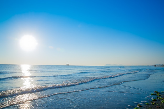 Zdjęcie zmierzch na plaży w rimini włochy