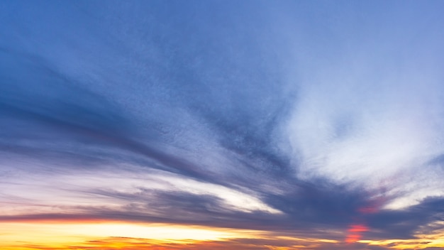 Zmierzch niebo, światło słoneczne i chmury, panoramiczne naturalne tło