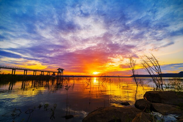 Zmierzch przy Lum Chae tamą, Nakhon Ratchasima, Tajlandia