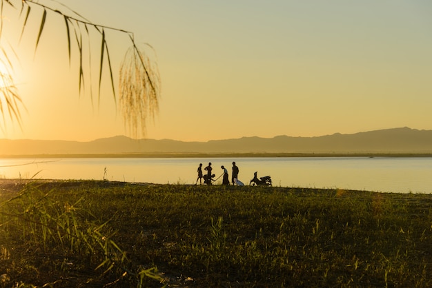 Zmierzch w Myanmar na rzece