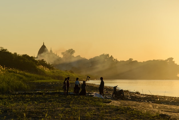 Zdjęcie zmierzch w myanmar na rzece