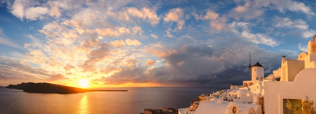 Zmierzch w Oia wiosce na Santorini wyspie, Grecja