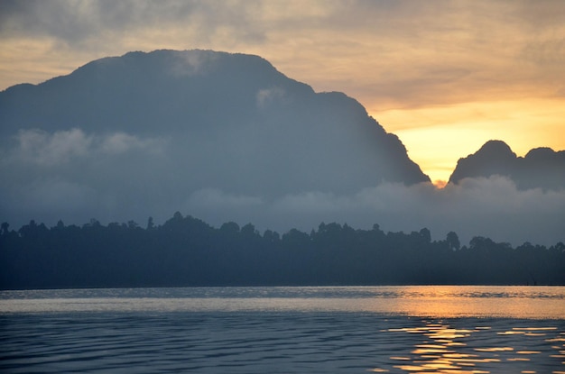 Zmierzch w Parku Narodowym Khao Sok w Surat Thani Tajlandia