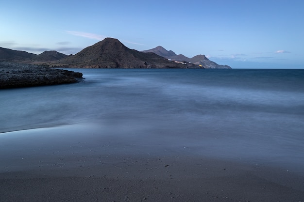 Zmierzchu krajobraz na plaży Los Genoveses. Natural Park Cabo de Gata.