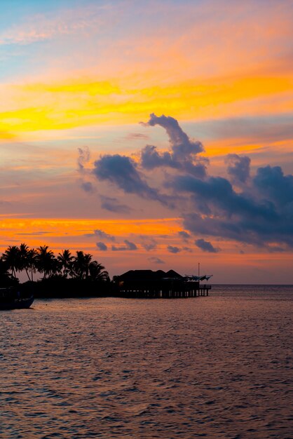 Zmierzchu niebo z Maldives wyspą