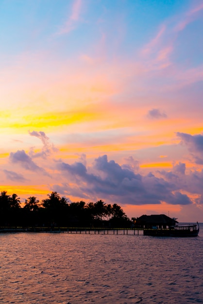 Zmierzchu niebo z Maldives wyspą